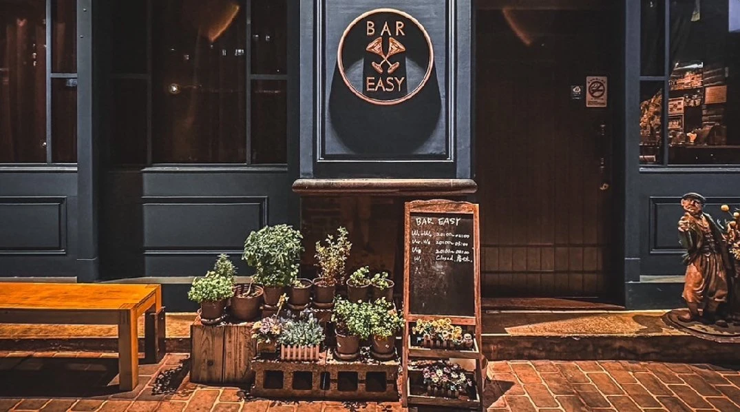 Bar Easy Taichung 藍色英式酒吧門面