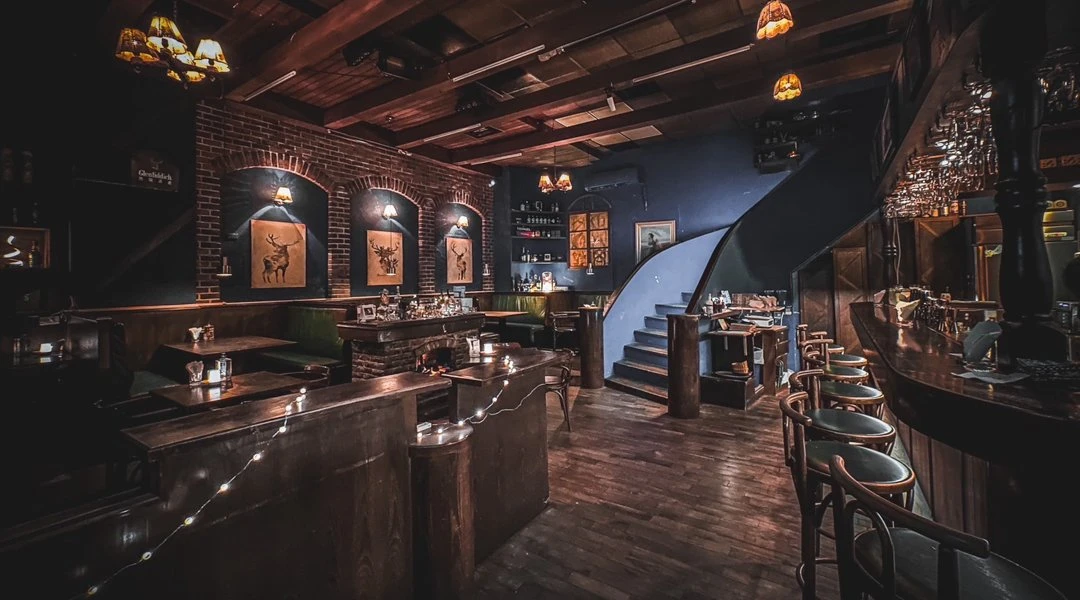 Bar Easy 店內的木質吧台、酒櫃與暖色燈光